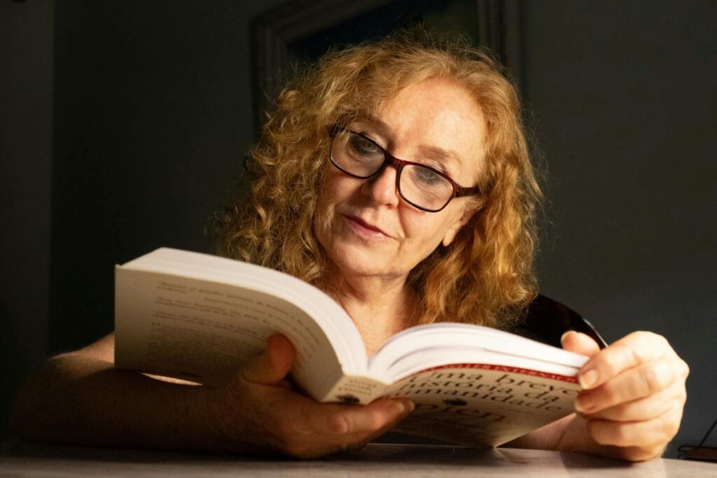 Pessoa de mente forte buscando conhecimento  e inspiração em um livro.