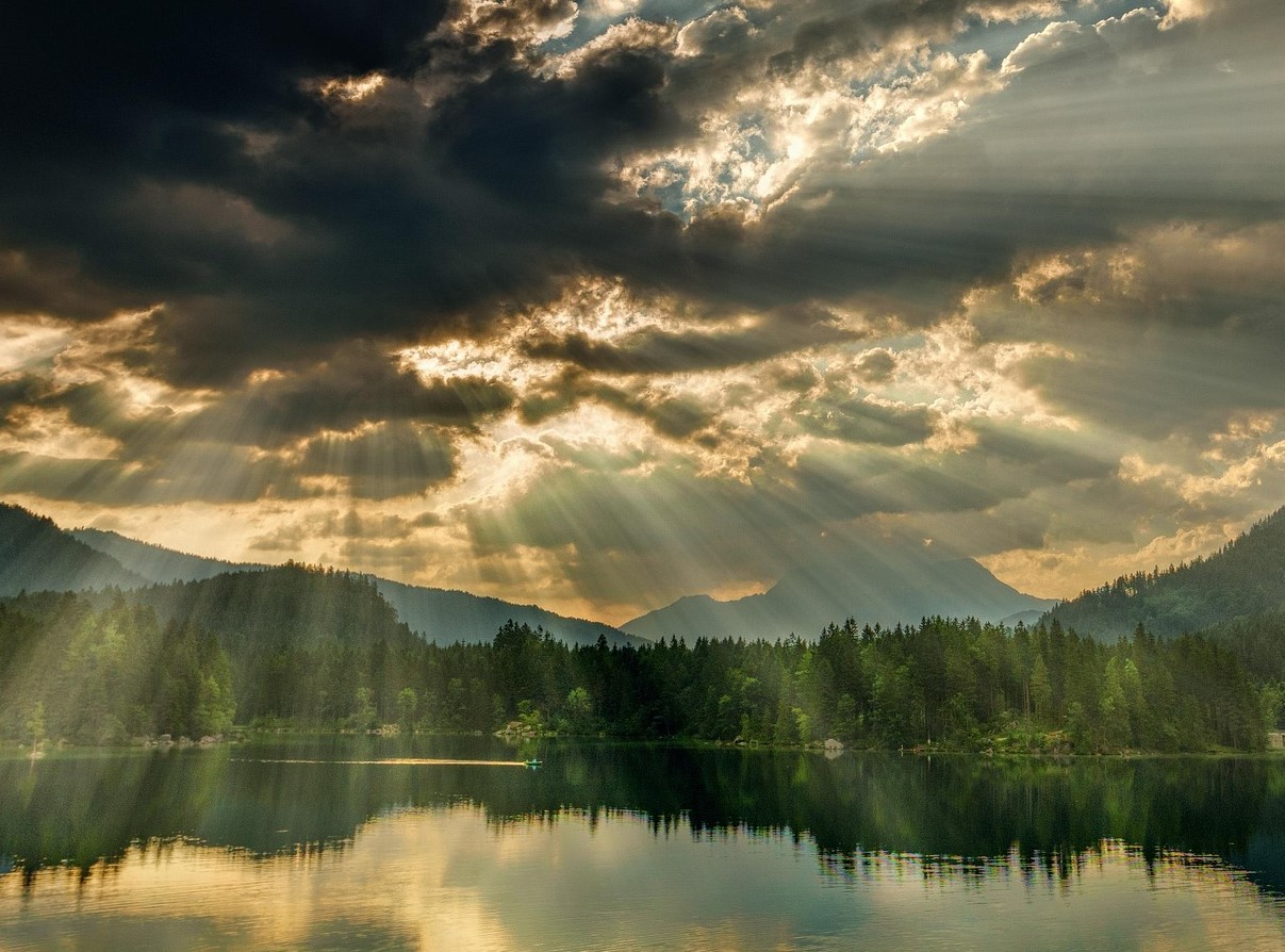 Raios de sol atravessam as nuvens após uma tempestade.