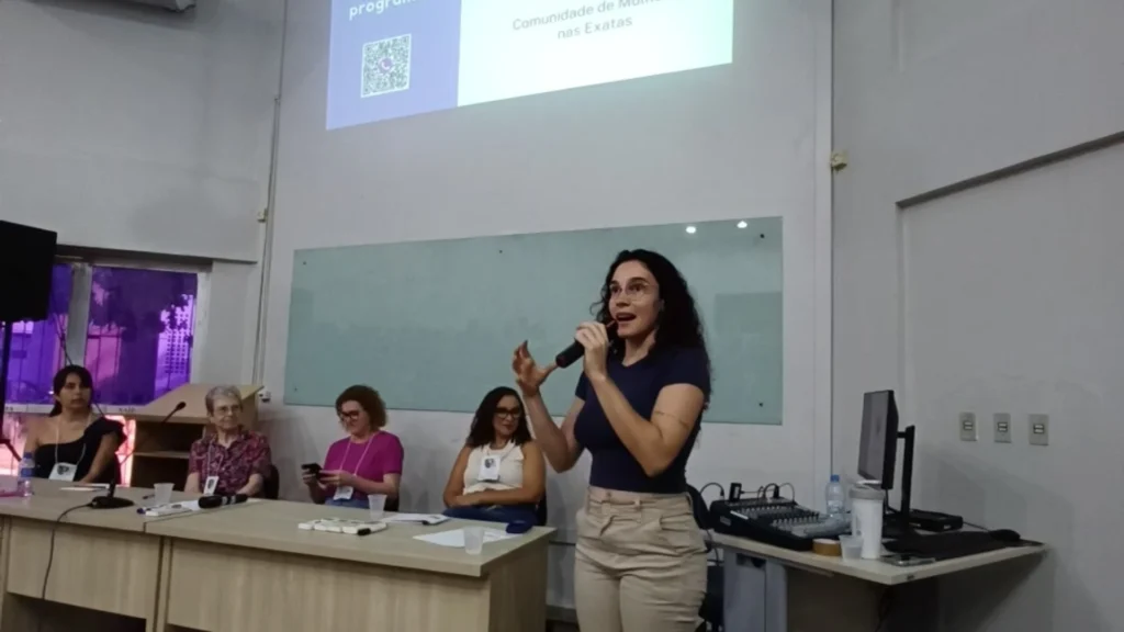 Edmara Viana palestra no Programa de Mentoria ára mulheres nas Ciências. (ICMC-USP S.Carlos)